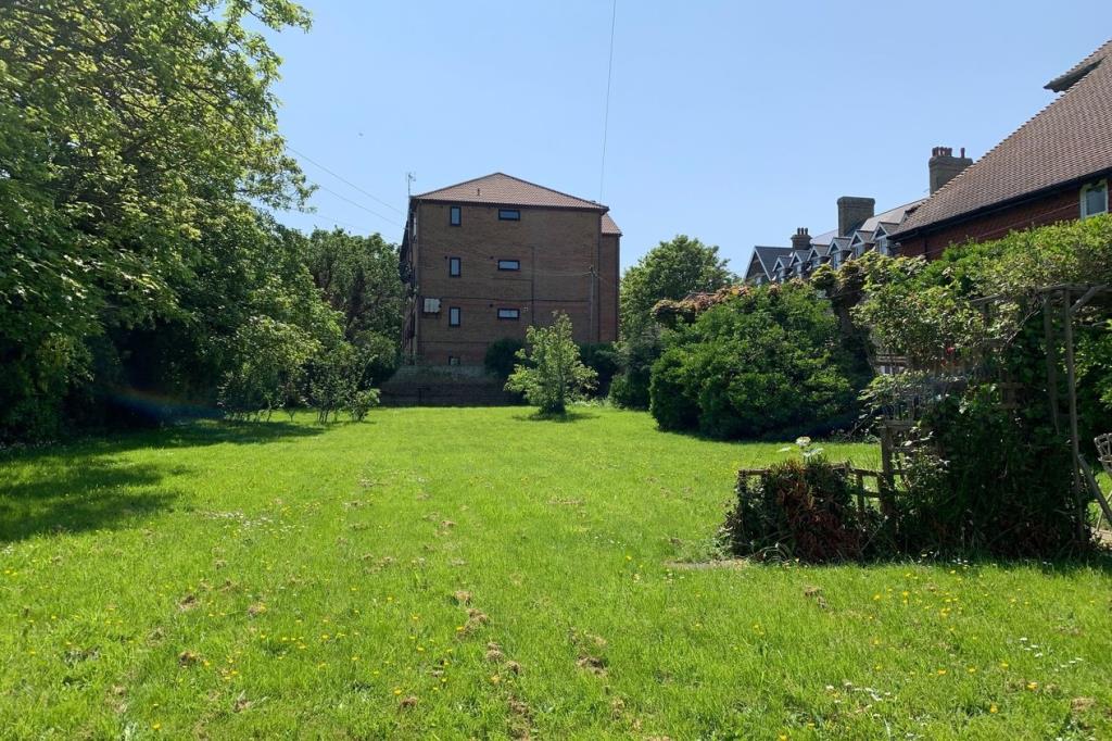 Lot: 140 - SEAFRONT BLOCK OF SIX FLATS ON GOOD SIZE PLOT - View of garden from building